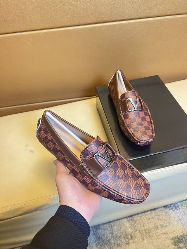 lv 香港原单品质豆豆鞋。精湛工艺 高端精品男士休闲款 懒人套脚乐福款 此款面料采用进口顶级意大利原版亮皮羊里 里更为高档 原版防滑耐磨橡胶大底驾车唯一选择皮鞋