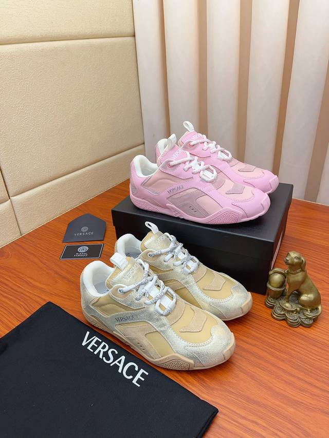 实价： VERSACE 范思哲时尚男鞋奢华品质，设计师在每一期都专业打造出范思哲每一款休闲鞋靴风格不一。鞋面采用意大利进口牛皮拼接，舒适羊里上脚舒适。给你高调奢
