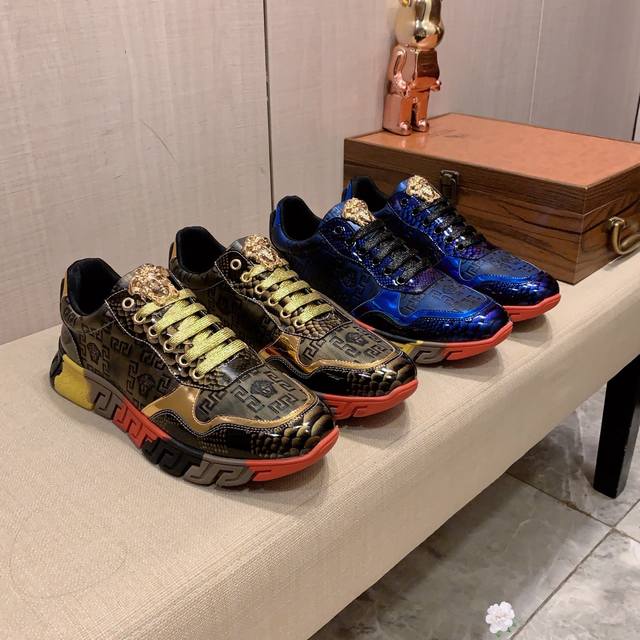 新款: 厂价: 范思哲VERSACE * 最新爆款休闲鞋，顶端品牌奢侈～代购，顶级～质量。鞋面選用进口透气牛皮搭配材质透气羊皮垫脚 精细做工。原版个性时尚柔软橡