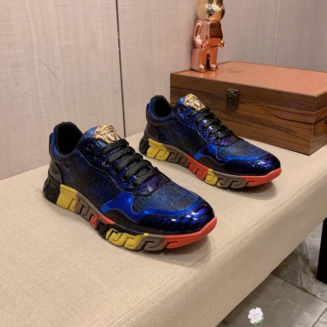 新款: 厂价: 范思哲VERSACE * 最新爆款休闲鞋，顶端品牌奢侈～代购，顶级～质量。鞋面選用进口透气牛皮搭配材质透气羊皮垫脚 精细做工。原版个性时尚柔软橡