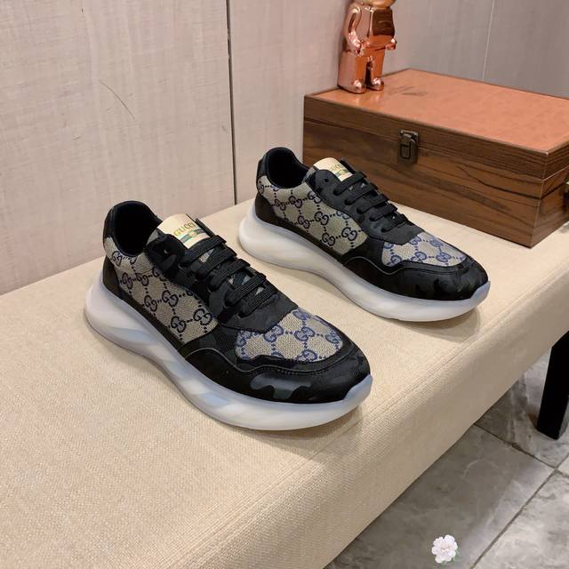 新款: 厂价: 古奇GUCCI* 最新爆款休闲鞋，顶端品牌奢侈～代购，顶级～质量。鞋面選用进口透气牛皮搭配布面材质透气羊皮垫脚 精细做工。原版个性时尚柔软橡膠耐