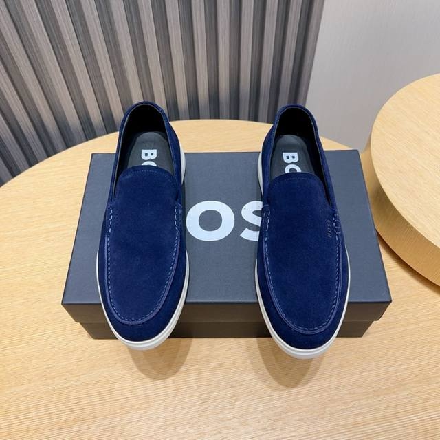工厂 Boss 新款男仕套脚鞋 知名品牌新款隆重上市 以奢华高端设计出货 鞋面原版定头层牛皮制作 牛皮内里垫脚 叠层设计鞋面线条感层次分明，轻质橡胶大底。轻奢风