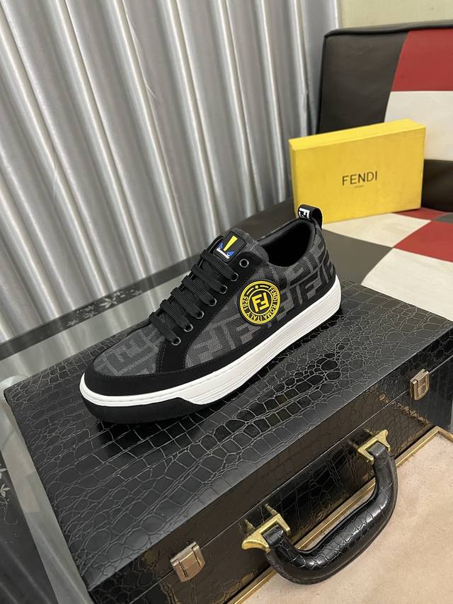 出厂价： Fendi 芬迪 男士最新款休闲鞋！专柜同步上市！全进口头层小牛皮制面，内里采用头层水染牛皮，原版原厂特供橡胶大底。引领时尚新概念。配码：38-442
