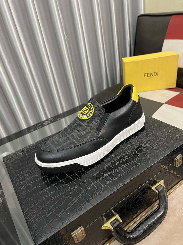 出厂价： Fendi 芬迪 男士最新款休闲鞋！专柜同步上市！全进口头层小牛皮制面，内里采用头层水染牛皮，原版原厂特供橡胶大底。引领时尚新概念。配码：38-442