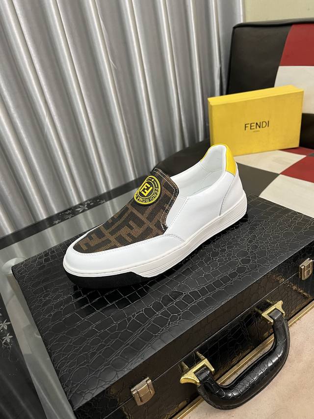 出厂价： Fendi 芬迪 男士最新款休闲鞋！专柜同步上市！全进口头层小牛皮制面，内里采用头层水染牛皮，原版原厂特供橡胶大底。引领时尚新概念。配码：38-442