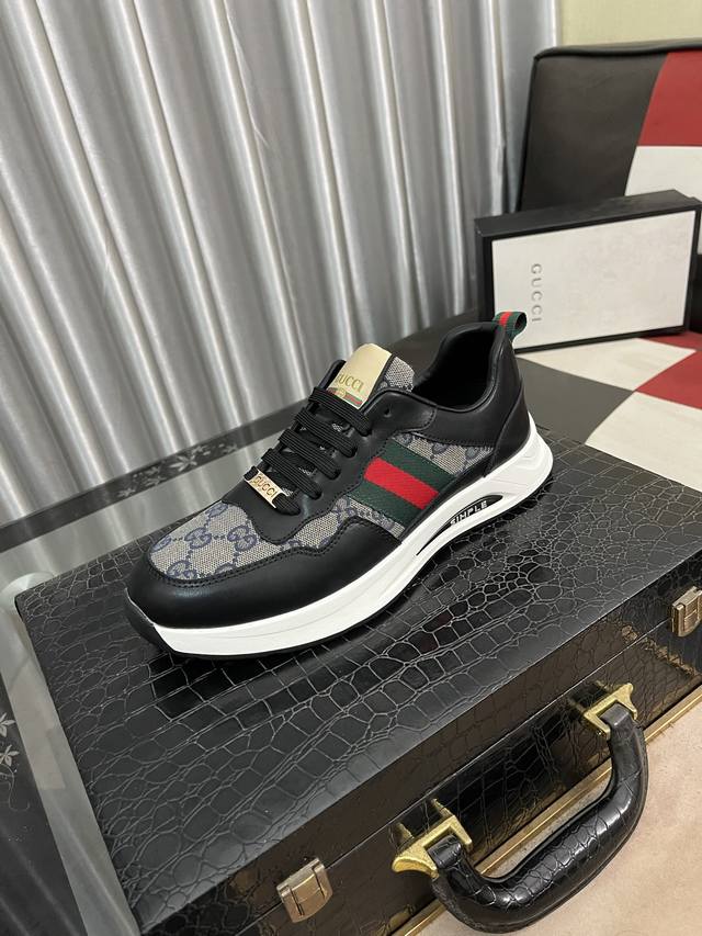 出厂价： GUCCI 古奇男鞋休闲鞋绝对火爆潮男的极致搭配单品！超质感魅力挡不住，主推款，鞋面选用优质牛皮，猪里垫脚， 耐磨橡胶底，高贵典雅！舒适度爆棚想怎么帅