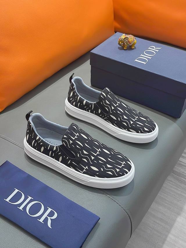 商品名称：DIOR 迪奥 正规码数: 38-44 套脚鞋 商品材料：精选 牛皮鞋面，柔软羊皮内里；原厂大底。