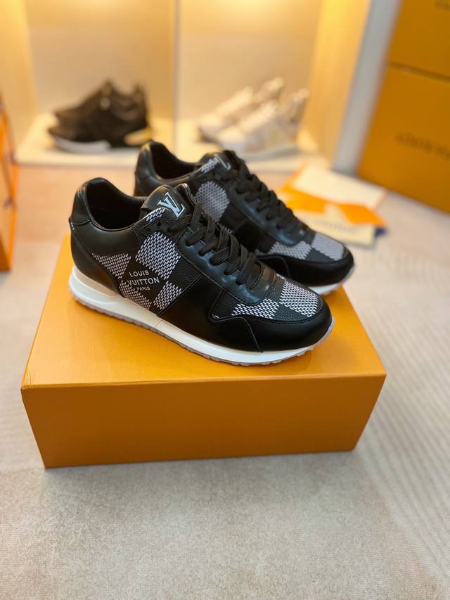 Louis Vuitton 路易威登 此款LV RUNNER运动鞋出自艺术总监Virgil Abloh之手，吸取经典跑鞋的设计精髓，创造标志性RunAway运动