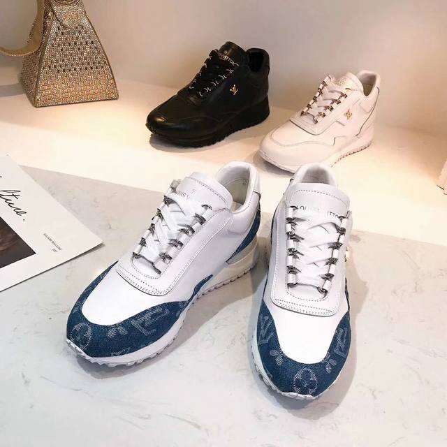 Louis Vuitton 路易威登 此款LV RUNNER运动鞋出自艺术总监Virgil Abloh之手，吸取经典跑鞋的设计精髓，创造标志性RunAway运动