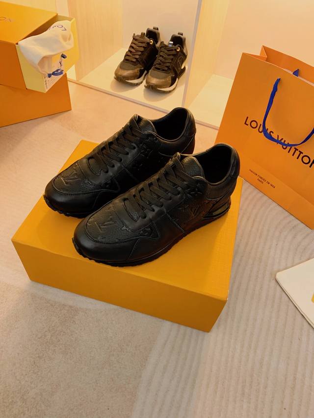 Louis Vuitton 路易威登 此款LV RUNNER运动鞋出自艺术总监Virgil Abloh之手，吸取经典跑鞋的设计精髓，创造标志性RunAway运动