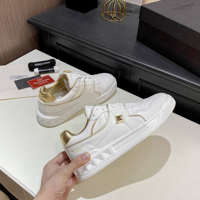 VALENTINO 华伦天奴 最新时装周走秀款，顶级版本，原版1:1套楦，面料采用头层荔枝纹牛皮+超软牛皮，牛皮内里+原版垫脚，配超轻TPU吸膜大底。经典拼色.
