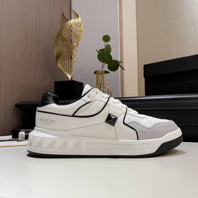 VALENTINO 华伦天奴 最新时装周走秀款，顶级版本，原版1:1套楦，面料采用头层荔枝纹牛皮+超软牛皮，牛皮内里+原版垫脚，配超轻TPU吸膜大底。经典拼色.