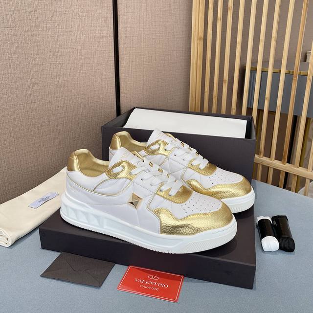 VALENTINO 华伦天奴 最新时装周走秀款，顶级版本，原版1:1套楦，面料采用头层荔枝纹牛皮+超软牛皮，牛皮内里+原版垫脚，配超轻TPU吸膜大底。经典拼色.