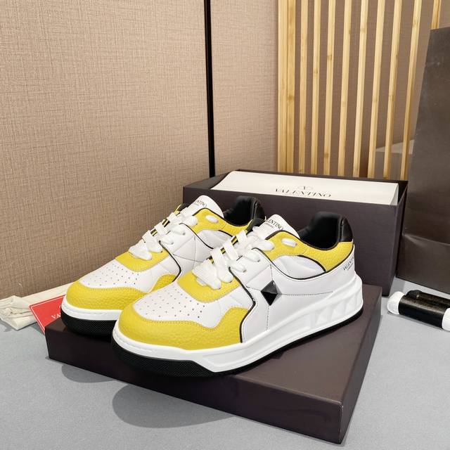 VALENTINO 华伦天奴 最新时装周走秀款，顶级版本，原版1:1套楦，面料采用头层荔枝纹牛皮+超软牛皮，牛皮内里+原版垫脚，配超轻TPU吸膜大底。经典拼色.