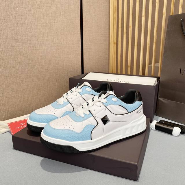 VALENTINO 华伦天奴 最新时装周走秀款，顶级版本，原版1:1套楦，面料采用头层荔枝纹牛皮+超软牛皮，牛皮内里+原版垫脚，配超轻TPU吸膜大底。经典拼色.