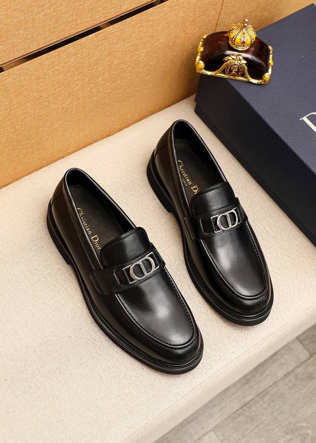 商品商标：Dior 迪奥 休闲皮鞋正码码数: 39-44 38.45订做 商品材料：精选 意大利进口头层小牛皮鞋面+经典五金扣，进口水染牛皮内里。强烈立体视觉效