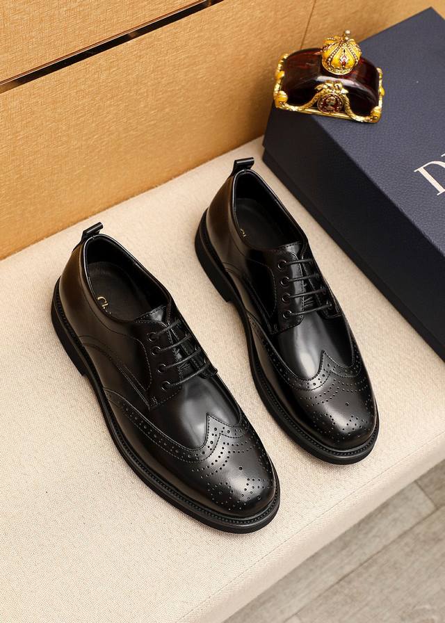 商品商标：Dior 迪奥 商务皮鞋正码码数: 39-44 38.45订做 商品材料：精选 意大利进口头层开边珠牛皮鞋面，进口水染牛皮内里。强烈立体视觉效果，原版