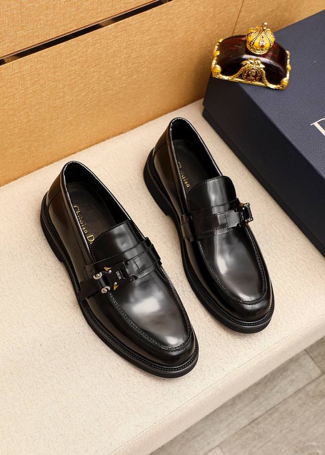 商品商标：Dior 迪奥 休闲皮鞋正码码数: 39-44 38.45订做 商品材料：精选 意大利进口头层开边珠牛皮鞋面+经典五金扣，进口水染牛皮内里。强烈立体视
