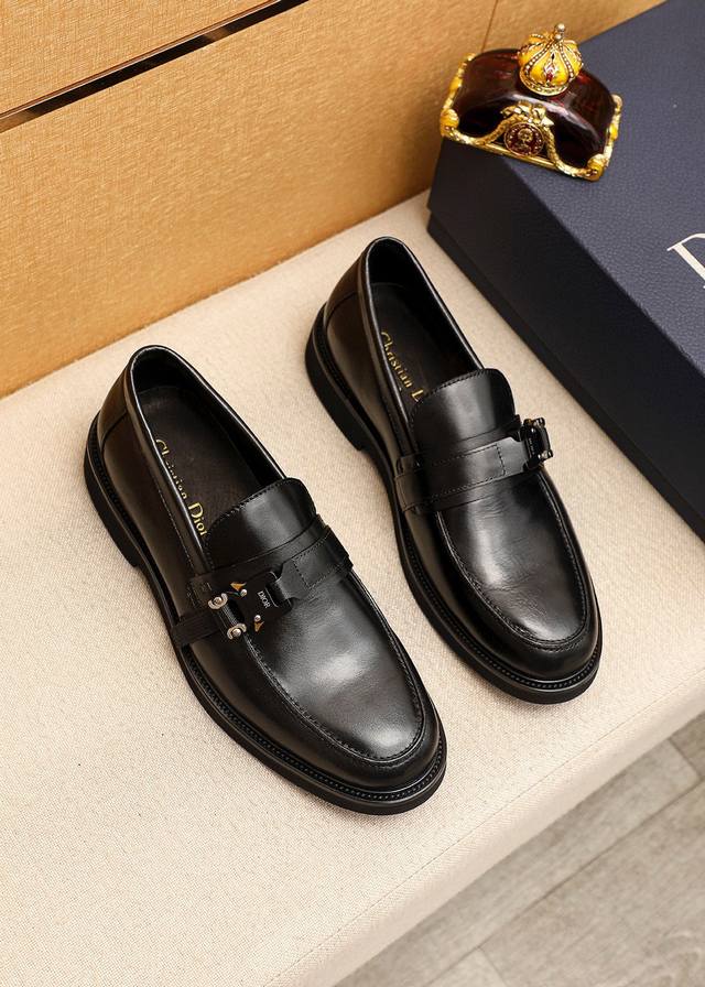 商品商标：Dior 迪奥 休闲皮鞋正码码数: 39-44 38.45订做 商品材料：精选 意大利进口头层小牛皮鞋面+经典五金扣，进口水染牛皮内里。强烈立体视觉效