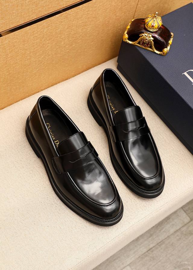 商品商标：Dior 迪奥 休闲皮鞋正码码数: 39-44 38.45订做 商品材料：精选 意大利进口头层开边珠牛皮鞋面，进口水染牛皮内里。强烈立体视觉效果，原版
