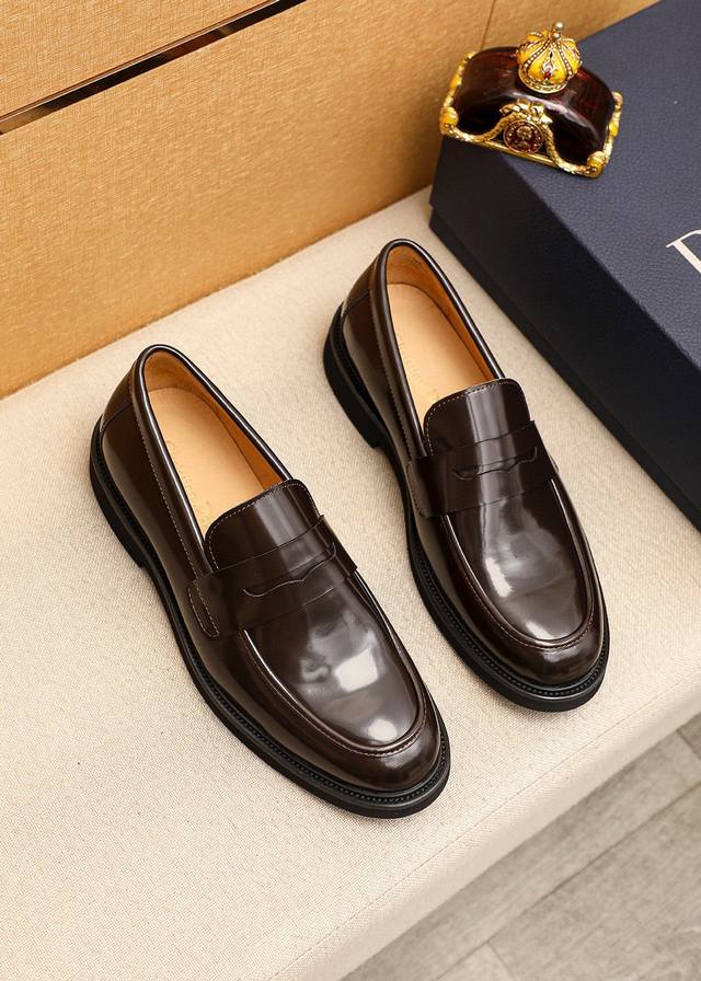 商品商标：Dior 迪奥 休闲皮鞋正码码数: 39-44 38.45订做 商品材料：精选 意大利进口头层开边珠牛皮鞋面，进口水染牛皮内里。强烈立体视觉效果，原版