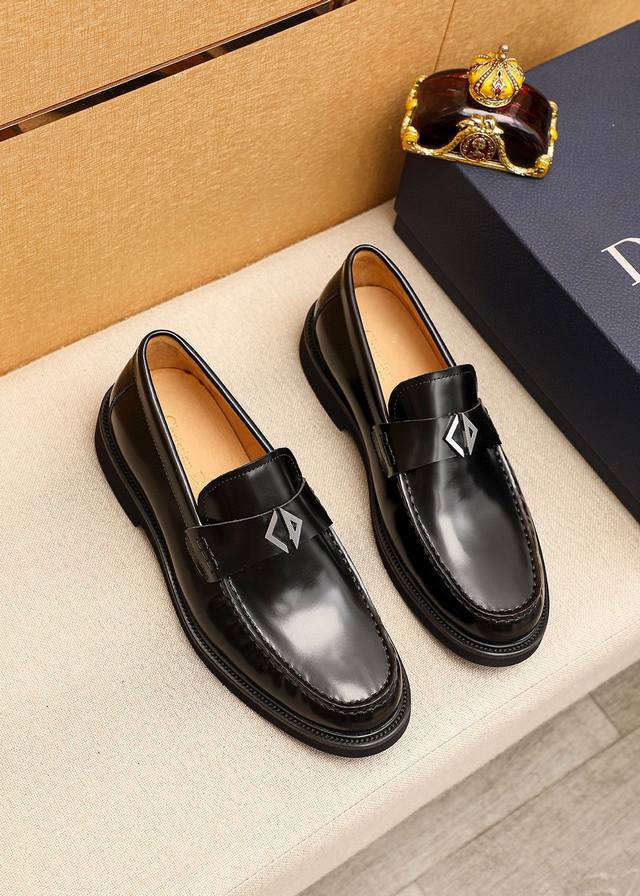 商品商标：Dior 迪奥 休闲皮鞋正码码数: 39-44 38.45订做 商品材料：精选 意大利进口头层开边珠牛皮鞋面+经典五金扣，进口水染牛皮内里。强烈立体视