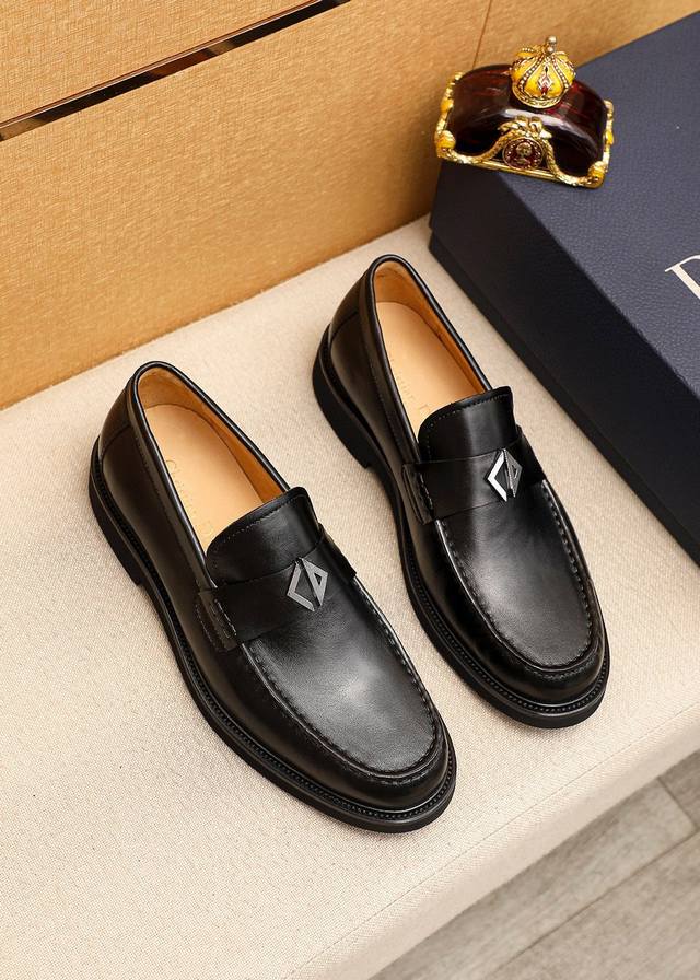 商品商标：Dior 迪奥 休闲皮鞋正码码数: 39-44 38.45订做 商品材料：精选 意大利进口头层小牛皮鞋面+经典五金扣，进口水染牛皮内里。强烈立体视觉效