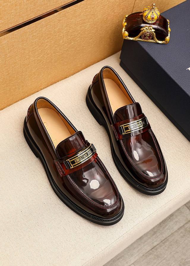 商品商标：Dior 迪奥 休闲皮鞋正码码数: 39-44 38.45订做 商品材料：精选 意大利进口头层开边珠牛皮鞋面+经典五金扣，进口水染牛皮内里。强烈立体视