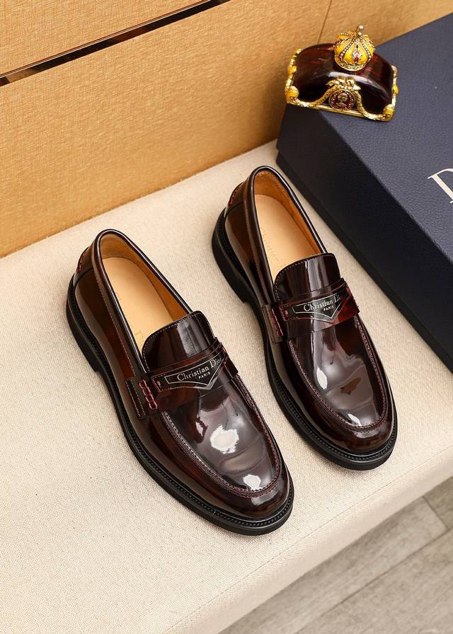 商品商标：Dior 迪奥 休闲皮鞋正码码数: 39-44 38.45订做 商品材料：精选 意大利进口头层开边珠牛皮鞋面+经典五金扣，进口水染牛皮内里。强烈立体视