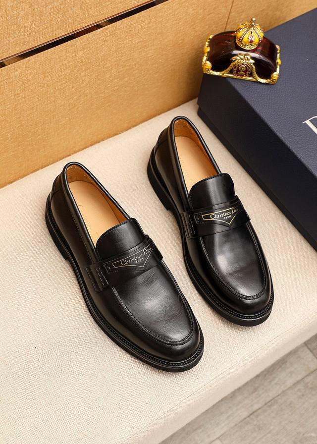 商品商标：Dior 迪奥 休闲皮鞋正码码数: 39-44 38.45订做 商品材料：精选 意大利进口头层小牛皮鞋面+经典五金扣，进口水染牛皮内里。强烈立体视觉效
