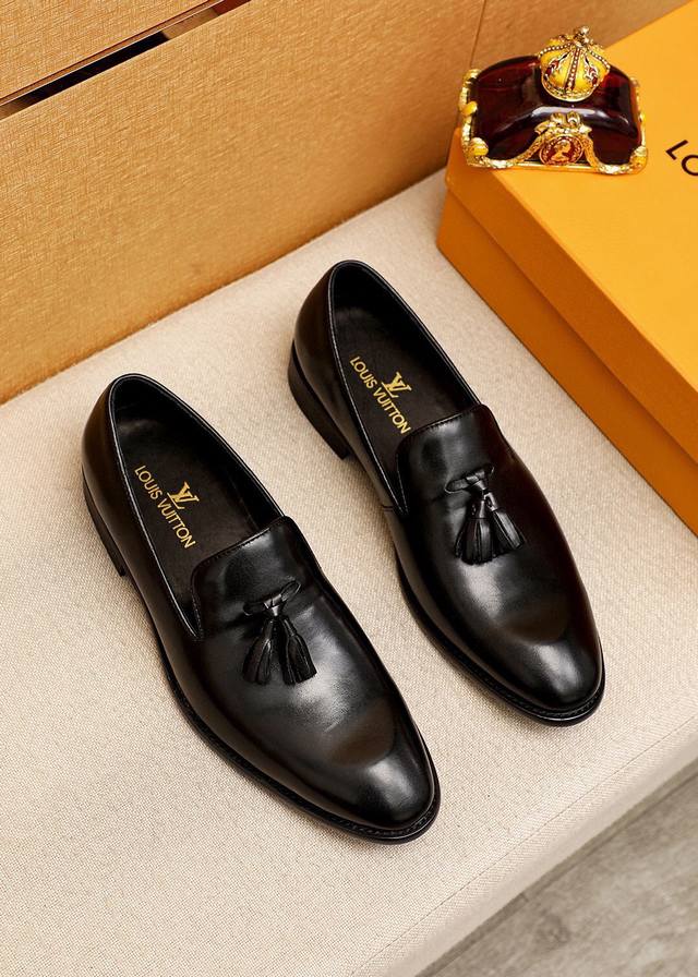 商品商标：LOUIS VUITTON 路易威登 休闲皮鞋正码码数: 38-44 38.45.46订制 商品材料：精选 进口头层小牛皮鞋面，进口头层牛皮内里。强烈