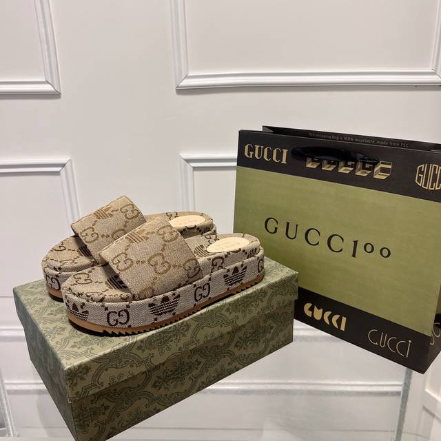 情侣款 三叶草阿迪达斯联名款Gucci 春夏新款电绣厚底拖鞋 爆款上线 完美诠释的淋漓尽致！原版开发支持市场任意对比！用心的材料！历经数月打造！版型做到极致漂亮