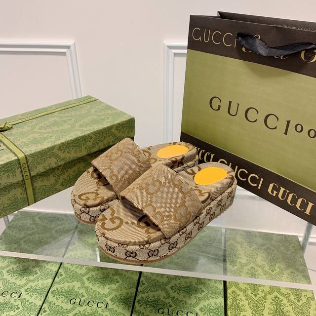 出厂价: Gucci 北面联名春夏新款电绣厚底拖鞋 爆款上线 完美诠释的淋漓尽致！原版开发支持市场任意对比！用心的材料！历经数月打造！版型做到极致漂亮！独具魅力