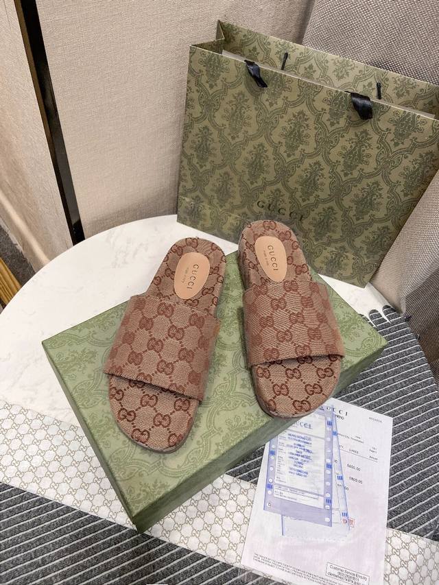 出厂价： 薄底款 Gucci Multicolor 系列 GG老花凉鞋Gucc 丹宁面料这一备受宠爱的面料Gucc美学视角演绎后融入经典双G字母交织图案这款 O