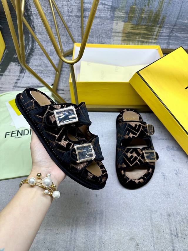 实价： FENDI最新爆款双带平底拖鞋，带FF装饰性搭扣，丝绒面料刺绣，同色包边细节，FF丝绒鞋垫，棕色羊皮垫脚，35-45码，