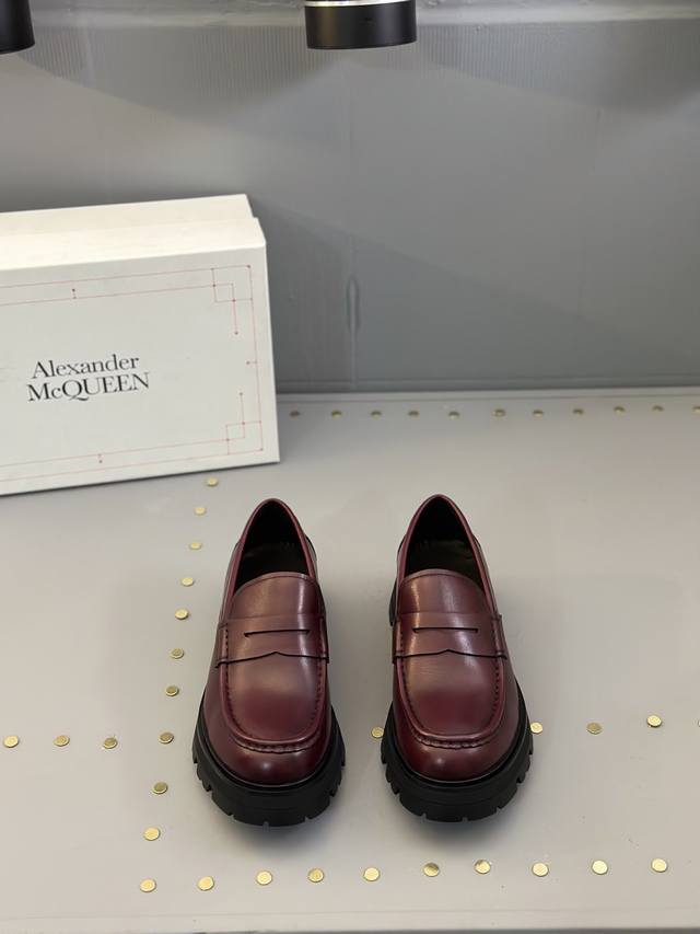 新品 MQ 麦昆 2025新款男士德比皮鞋，购入原版精准复刻，1:1打造顶级精品，鞋面开边珠打造，带有纹理的雕花厚底格外亮眼，由微粒橡胶制成，结实耐磨。鞋舌立体