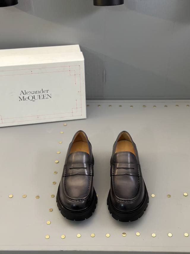 新品 MQ 麦昆 2025新款男士德比皮鞋，购入原版精准复刻，1:1打造顶级精品，鞋面开边珠打造，带有纹理的雕花厚底格外亮眼，由微粒橡胶制成，结实耐磨。鞋舌立体