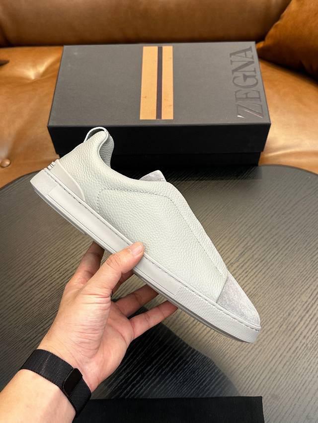 热卖款！杰尼亚 休闲运动鞋这款 Triple Stitch 低帮运动鞋以柔软的牛皮搭配麂皮制成，为休闲鞋履注入精致格调。标志性三重交叉弹性细节彰显出传统皮鞋的手
