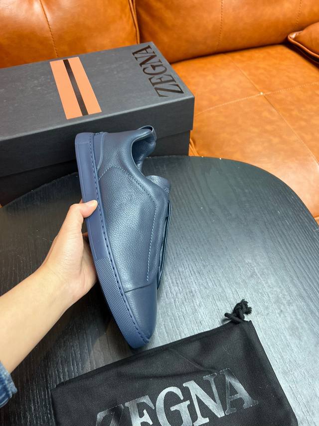 热卖款！杰尼亚 休闲运动鞋这款 Triple Stitch 低帮运动鞋以柔软的牛皮搭配麂皮制成，为休闲鞋履注入精致格调。标志性三重交叉弹性细节彰显出传统皮鞋的手