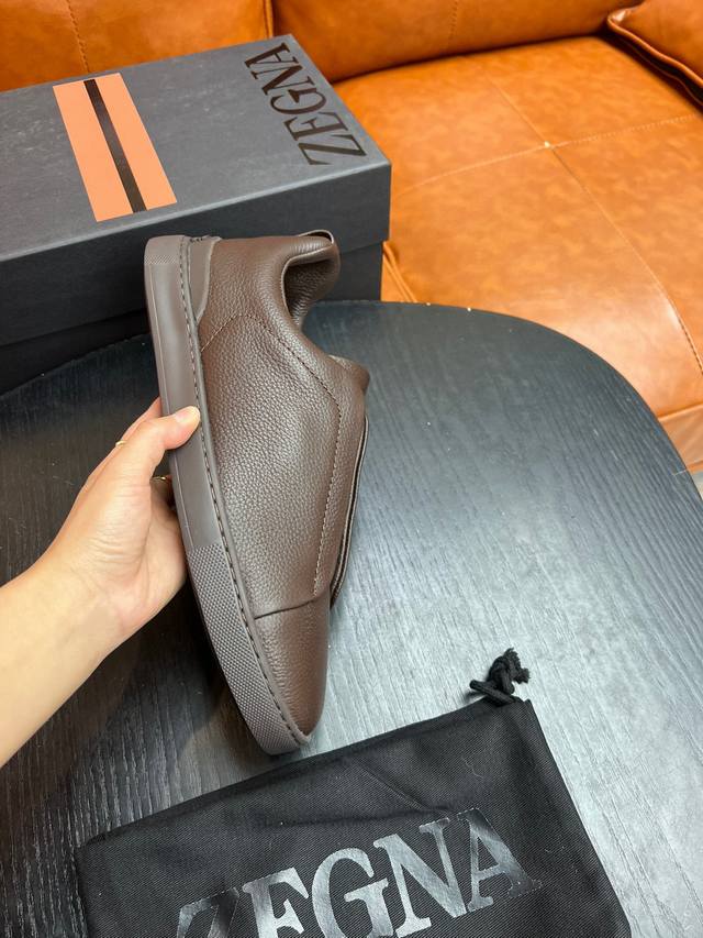 热卖款！杰尼亚 休闲运动鞋这款 Triple Stitch 低帮运动鞋以柔软的牛皮搭配麂皮制成，为休闲鞋履注入精致格调。标志性三重交叉弹性细节彰显出传统皮鞋的手