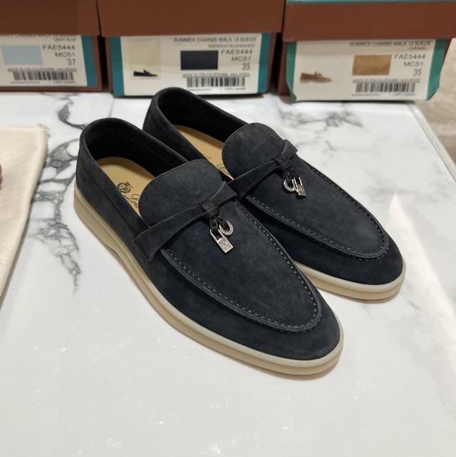 高版本 经典款式、 低调奢华、纯手工制作、LPSummer Walk 男士白底乐福鞋、男士的鞋柜，必不可少！这款莫卡辛鞋采用防泼水处理绒面革鞋面，搭配橡胶鞋底，