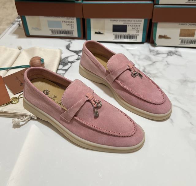 高版本 经典款式、 低调奢华、纯手工制作、LPSummer Walk 男士白底乐福鞋、男士的鞋柜，必不可少！这款莫卡辛鞋采用防泼水处理绒面革鞋面，搭配橡胶鞋底，