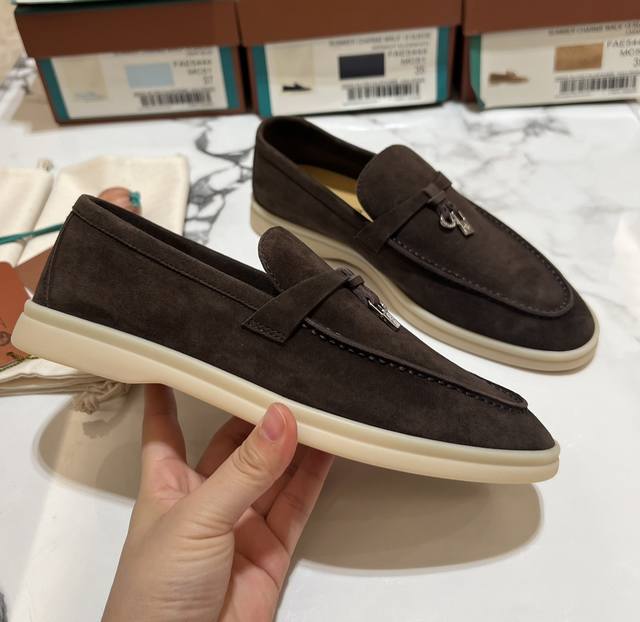 高版本 经典款式、 低调奢华、纯手工制作、LPSummer Walk 男士白底乐福鞋、男士的鞋柜，必不可少！这款莫卡辛鞋采用防泼水处理绒面革鞋面，搭配橡胶鞋底，