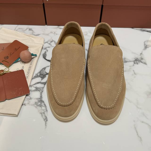 高版本 经典款式、 低调奢华、纯手工制作、LPSummer Walk 男士白底乐福鞋、男士的鞋柜，必不可少！这款莫卡辛鞋采用防泼水处理绒面革鞋面，搭配橡胶鞋底，