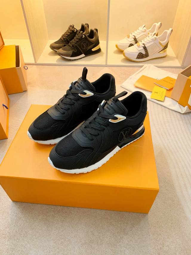 实价： NO:00624 Louis Vuitton 路易威登 经典 Frontrow 运动鞋吹袭复古格调，在 早春重返视野。此款黑白色小牛皮鞋身的侧面点缀 L