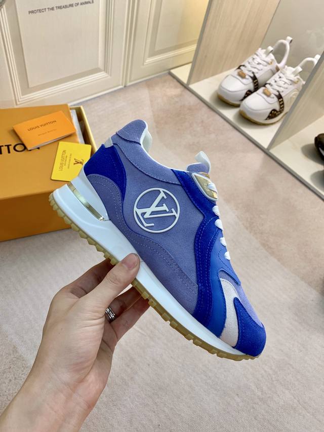 实价： 驴家新品发布会Louis Vuitton路易威登走秀款系列赋予 Run Away 运动鞋以经典跑鞋的设计精髓。波浪形图案为小牛皮制成的牛反绒鞋面渲染色彩
