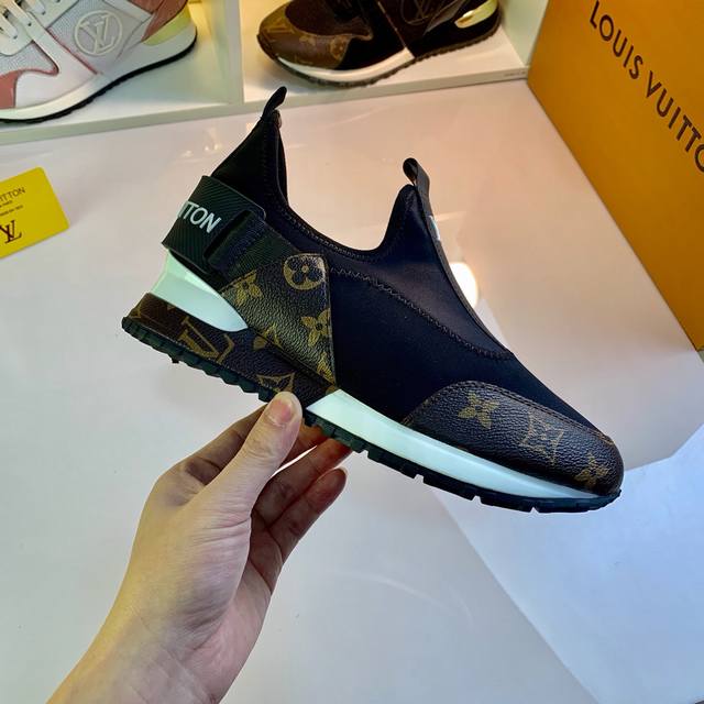 实价： NO.09527 Louis Vuitton 路易威登 弹力布系列，此款LV Runner 运动鞋出自艺术总监Virgil Abloh之手，以跑鞋为灵感