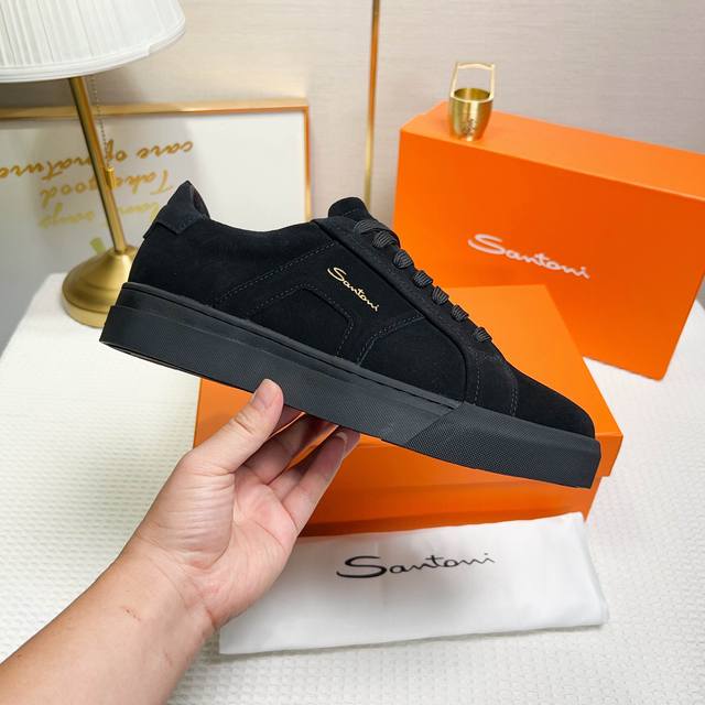 Santoni 圣东尼 这是一款男士低帮运动鞋，由意大利制造。材质与构造：采用翻毛皮制作，黑色羊里，呈现简约风格。颜色与细节：鞋身为黑色，鞋舌和鞋跟处饰有皮革品