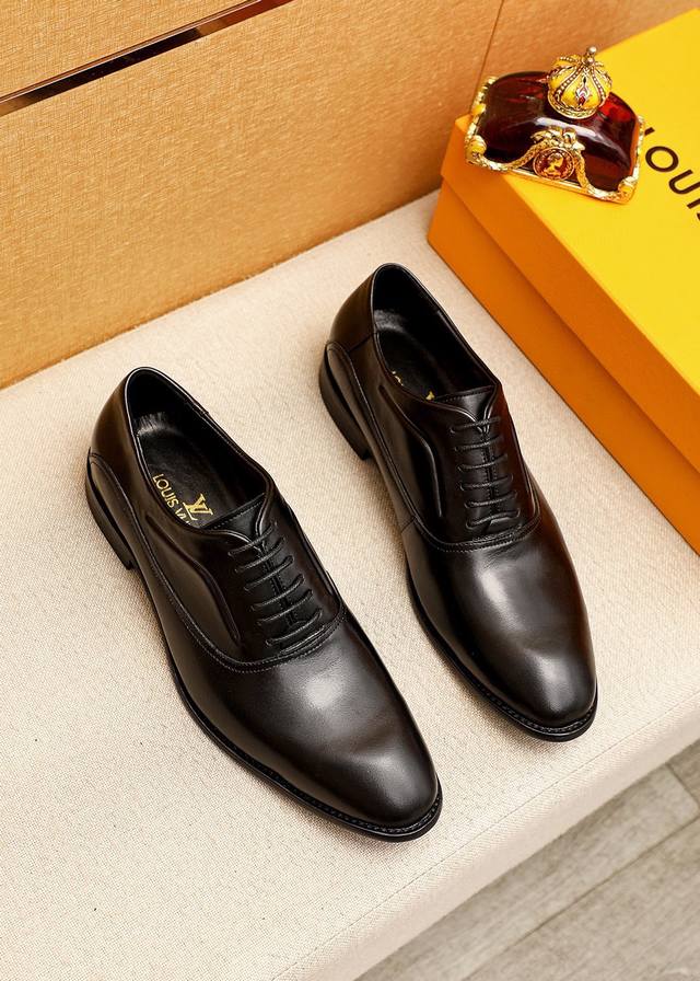 商品商标：LOUIS VUITTON 路易威登 商务皮鞋正码码数: 39-44 38.45.46订制 商品材料：精选 进口头层小牛皮鞋面，进口头层牛皮内里。强烈