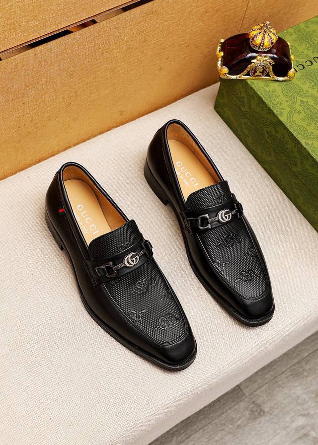 商品商标：GUCCI 古驰 休闲皮鞋正码码数: 38-44 45.46订制 商品材料：精选 进口头层小牛皮压花鞋面+经典五金扣，进口牛皮内里。强烈立体视觉效果，